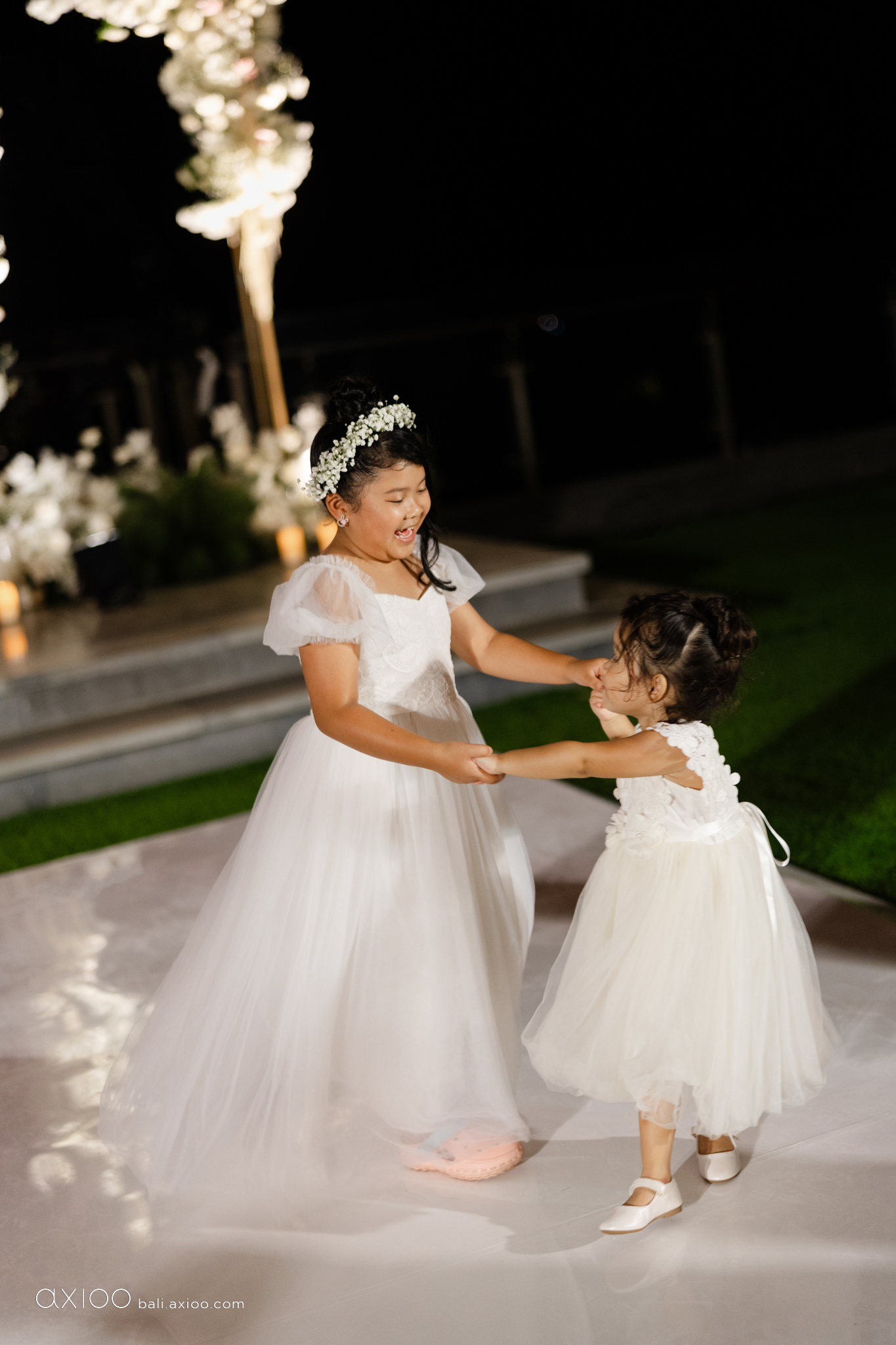 Axioo: Little Scene Stealers